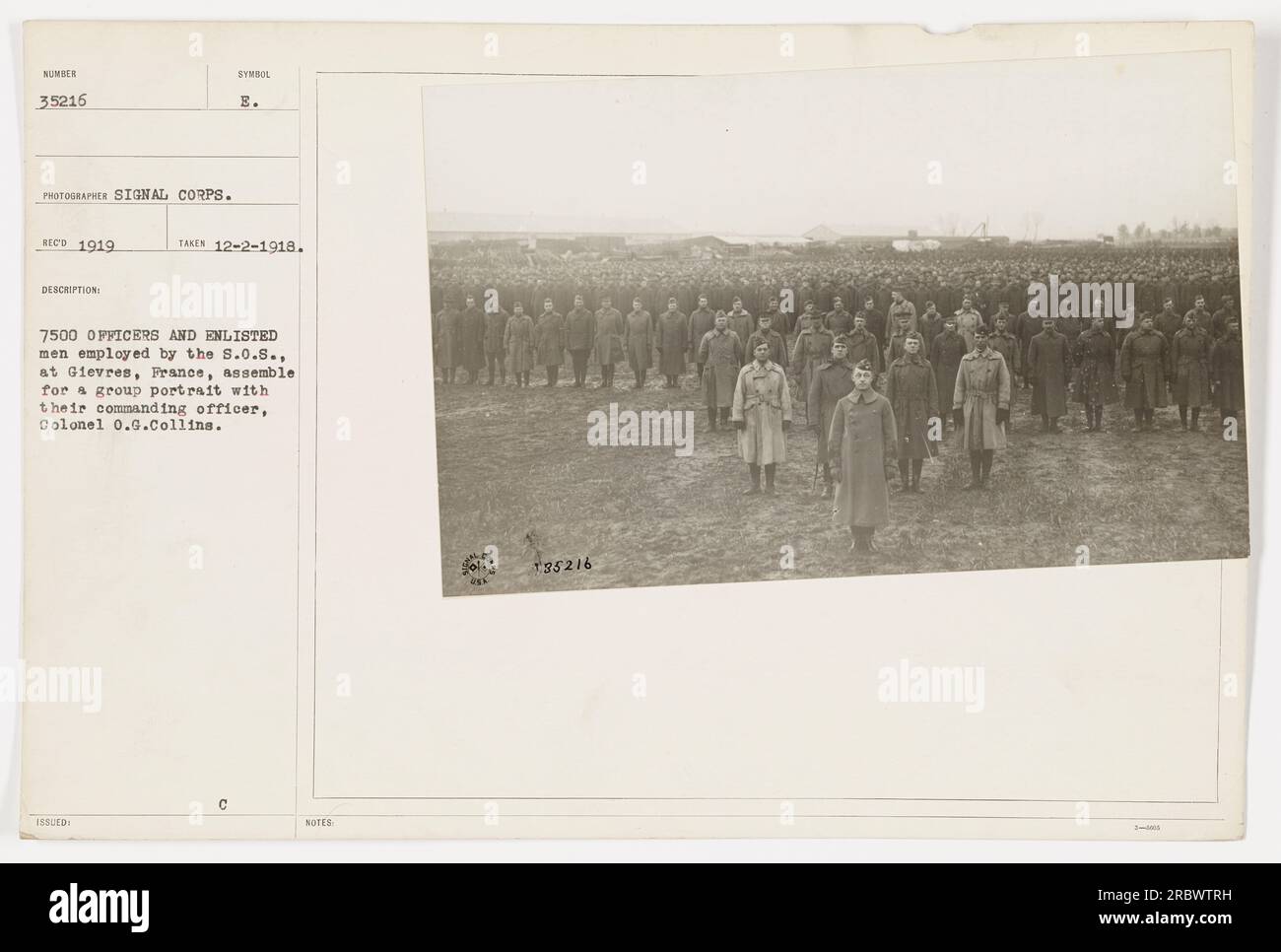 Immagine che mostra 7500 ufficiali e arruolati a Gievres, Francia, durante la prima guerra mondiale. Sono riuniti per un ritratto di gruppo con il loro ufficiale comandante, il colonnello O.O. Collins. Presa il 2 dicembre 1918. Fotografia del Signal Corps, simbolo e emesso e numerato 35216. Foto Stock