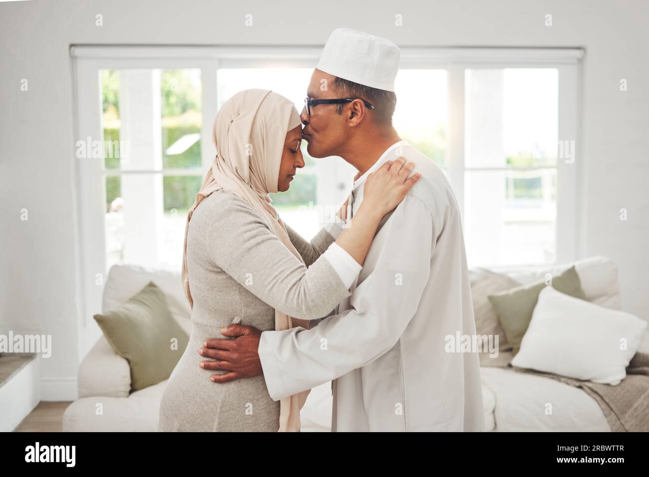 Casa, baciare musulmani o coppie anziane, danza lenta e legame per amore, fiducia e cura nella pensione, nel sostegno o nel matrimonio. Romanticismo, uomo islamico o arabo Foto Stock