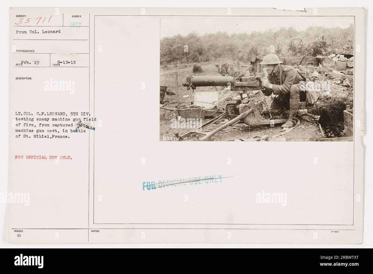 Il soldato americano testa il campo di fuoco della mitragliatrice nemica da un nido di mitragliatrici tedesche catturato durante la battaglia di St. Mihiel in Francia, 12 settembre 1918. Fotografia scattata dal tenente colonnello C.F. Leonard, S5th Div. Questa immagine è solo per uso ufficiale. OBSA. Foto Stock