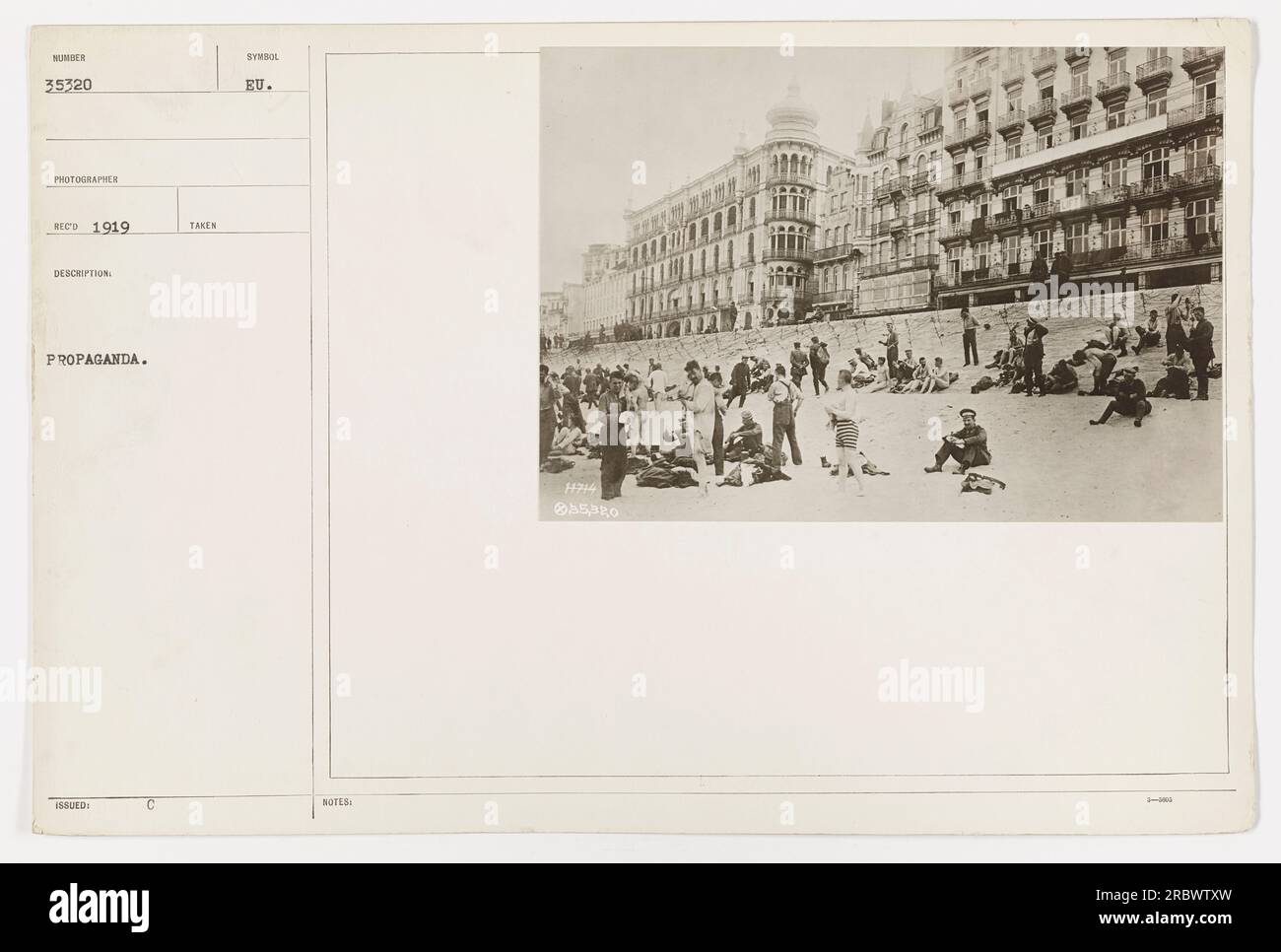 Soldati che marciano durante la prima guerra mondiale, in una foto etichettata 111-SC-35320. La foto è stata scattata nel 1919 per scopi propagandistici ed è stata associata al simbolo dell'Unione europea. Le note indicano che la foto era numerata 1714, con un totale di 5.320 in una serie di immagini relative alla guerra. Foto Stock