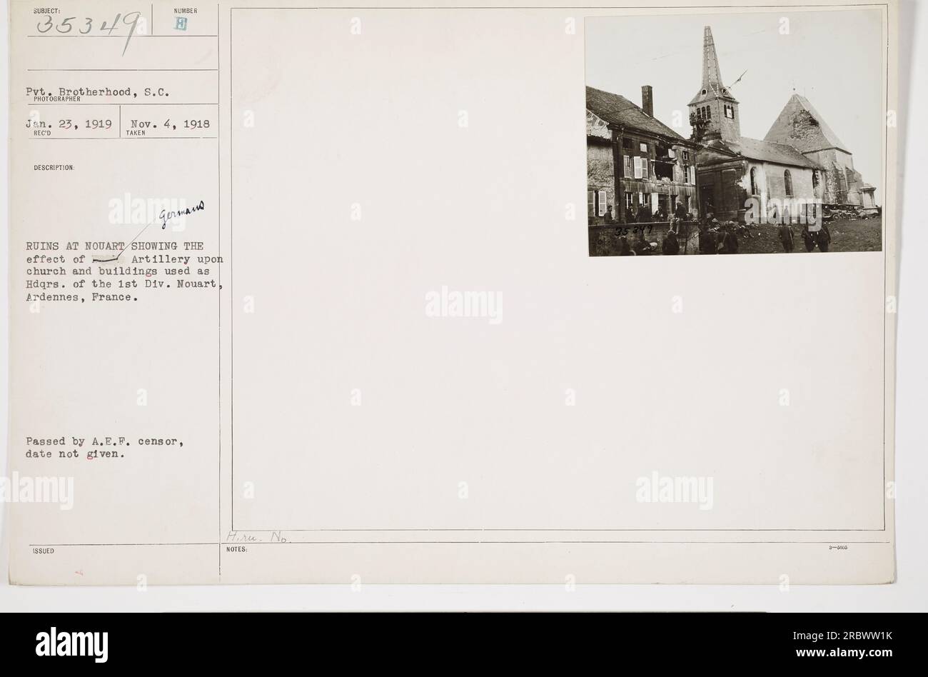 La Confraternita privata della Carolina del Sud ha scattato questa foto il 4 novembre 1918. L'immagine mostra la devastazione causata dall'artiglieria sulla chiesa e sugli edifici di Nouart, Ardennes, Francia, che venivano utilizzati come quartier generale della 1st Division. È stato approvato dalla A.E.F (American Expeditionary Forces) censor. Foto Stock