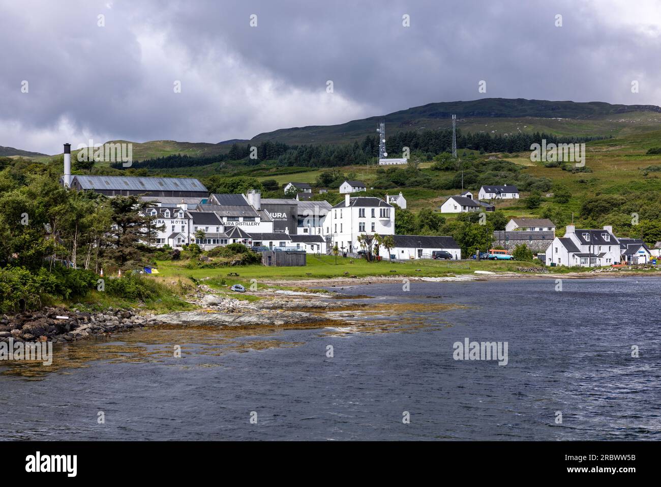 Craighouse, Regno Unito. 11 luglio 2023. Nella foto: La distilleria Jura a Craighouse, sull'isola del Giura, nelle Ebridi interne. Whyte e Mackay gestiscono la distilleria. Crediti: Rich Dyson/Alamy Live News Foto Stock