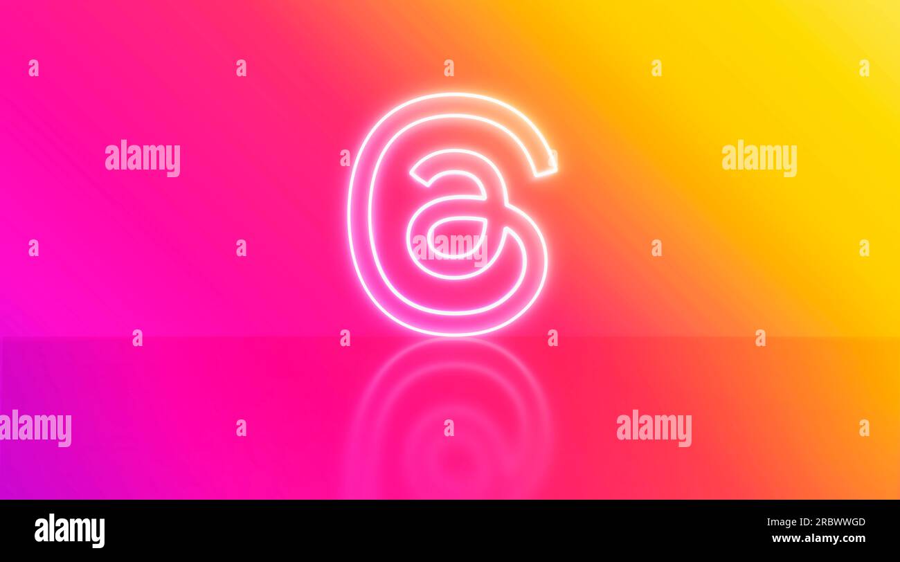 Madrid, Spagna - luglio 2023: Logo Threads in neon su sfondo sfumato con spazio per testo e grafica. Rendering 3D. Foto Stock