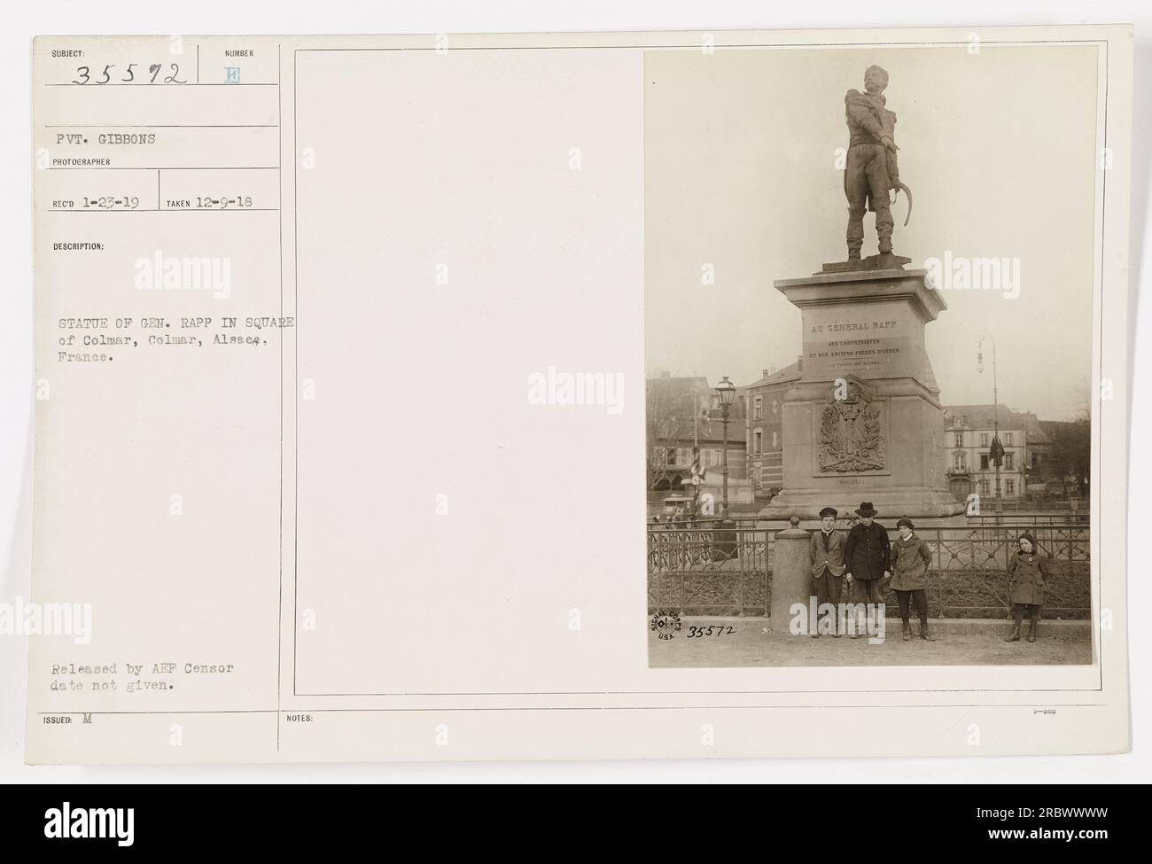 I soldati STATUNITENSI di stanza a Colmar, Alsazia, Francia, si radunano intorno alla statua del generale Rapp nella piazza della città. La foto è stata scattata il 9 dicembre 1918 da Private Gibbons e pubblicata dall'AEP Censor. La data della censura è sconosciuta. L'immagine fa parte della serie "Photographs of American Military Activities during World War i" (fotografie delle attività militari americane durante la prima guerra mondiale). Foto Stock