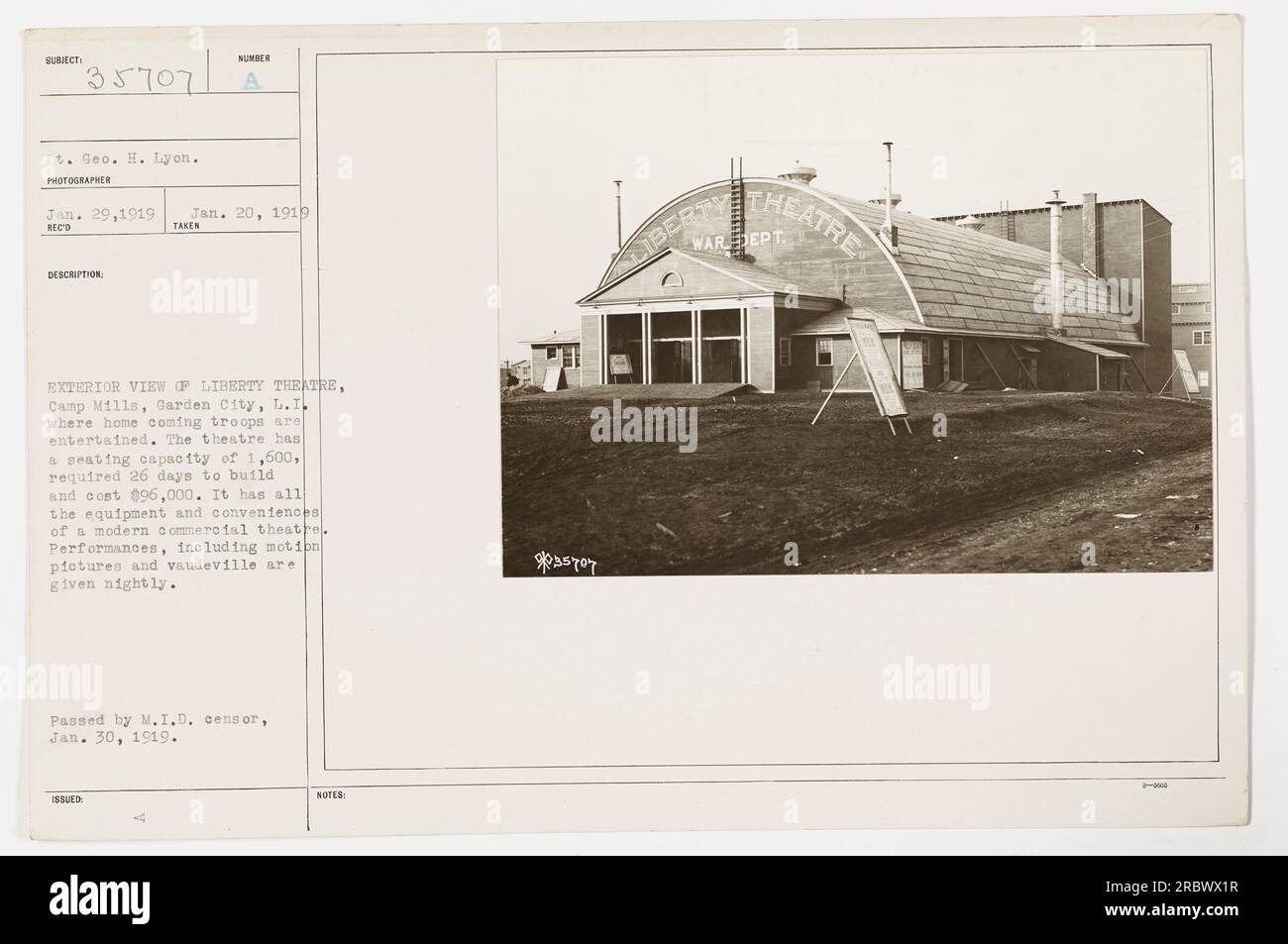 La vista esterna del Liberty Theatre a Camp Mills, Garden City, L.I. Questo teatro fu costruito per intrattenere le truppe di ritorno, con una capacità di 1.600 posti a sedere. È stato costruito in 26 giorni al costo di $96.000 e dispone di attrezzature e comodità moderne. Spettacoli serali, compresi film e vaudeville, si svolgono qui." Foto Stock