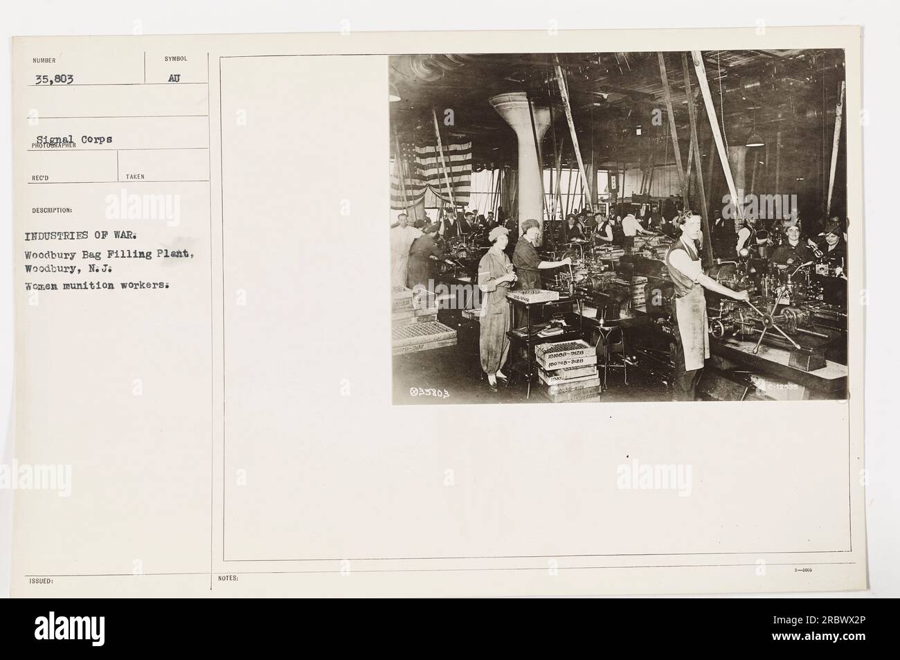 Una fotografia di donne operaie di munizioni al Woodbury Bag Filling Plant di Woodbury, New Jersey. Questa immagine fa parte della collezione Signal Corps BEC'D ed è stata scattata durante la prima guerra mondiale. Le donne sono viste lavorare diligentemente, contribuendo agli sforzi bellici. Foto Stock