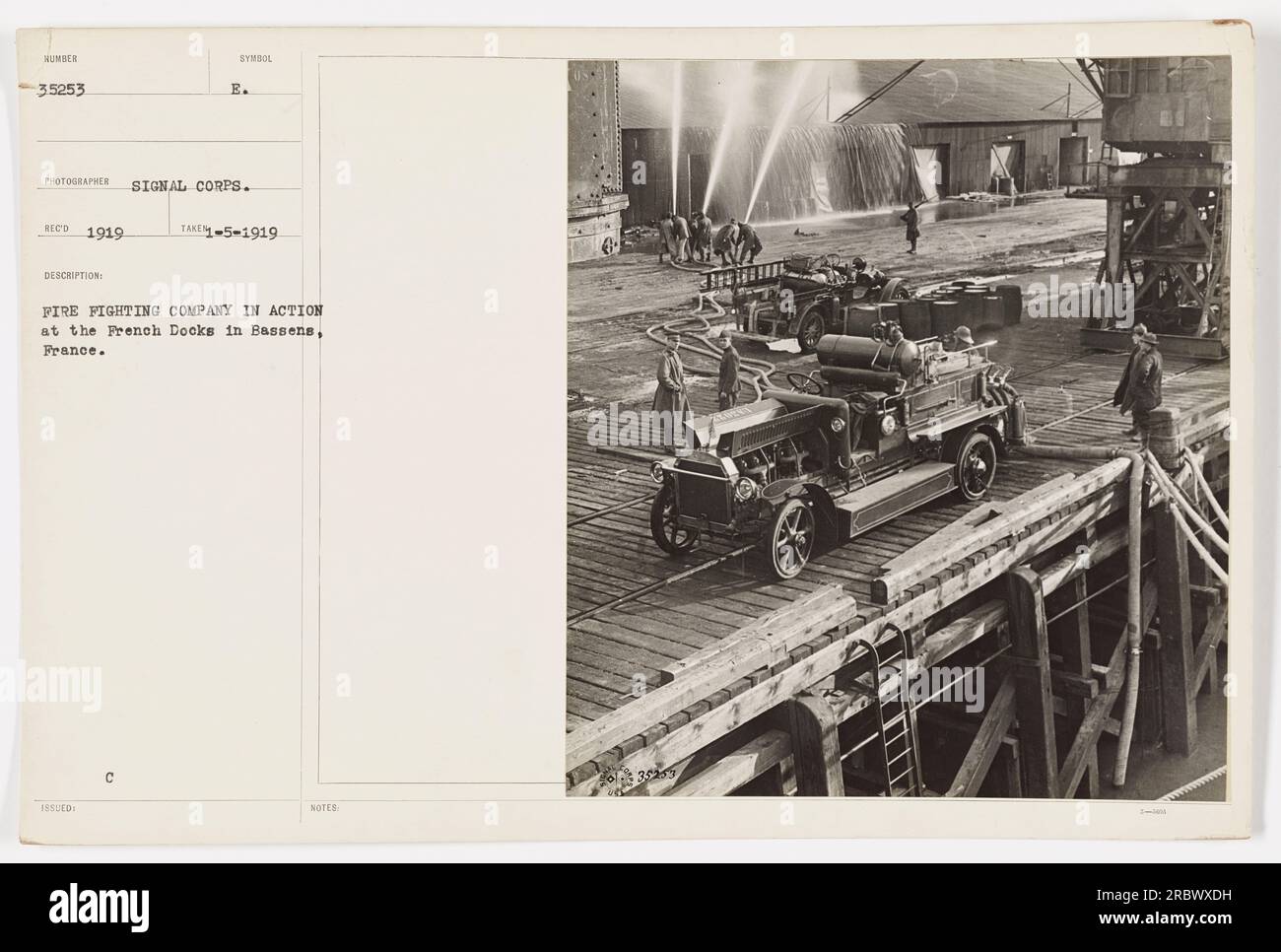 Azienda antincendio al lavoro a Bassens, in Francia. Questa foto, numerata 35253 e scattata nel 1919 dal fotografo del Signal Corps, mostra la compagnia in azione al French Docks. Questo è stato un compito cruciale durante la prima guerra mondiale, garantendo la sicurezza e prevenendo potenziali disastri. Numero di riferimento note immagine 35255. Foto Stock