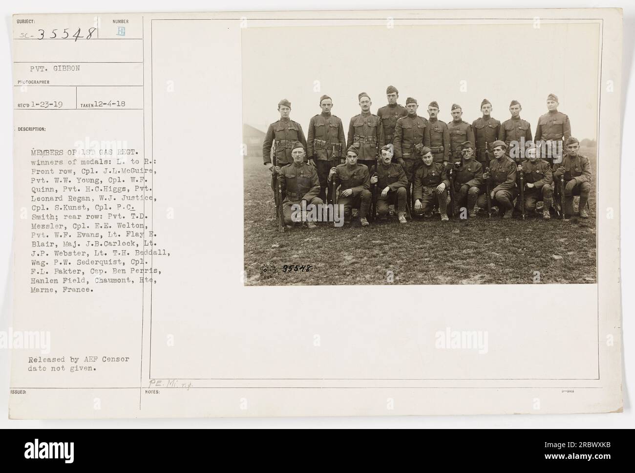 I membri del 1st gas Regiment, vincitori di medaglie, posano per una foto. In prima fila, da sinistra a destra: CPL. J.L. McGuire, Pvt. W.W. Giovane, comandante W. Quinn, Pvt. H.C. Higgs, Pvt, Leonard Regan, W.J. Justice, Cpl. S. Kunst e Cpl. P.C. Smith. Nella fila posteriore: D.T. Pvt Messler, Cpl. E.E. Welton, Pvt. W.F. Evans, tenente Flay B. Blair, Mej. J.B. CarLock, L. J.P. Webster, tenente T.H. Beddall, Weg. P.W. Sederquist, CPL. F.L. Fakter e Cap. Ben Perris. Ubicazione: Hanlen Field, Chaumont, hte, Marne, Francia. Rilasciato da AEP Censor, data non specificata. PE. Mi. Foto Stock