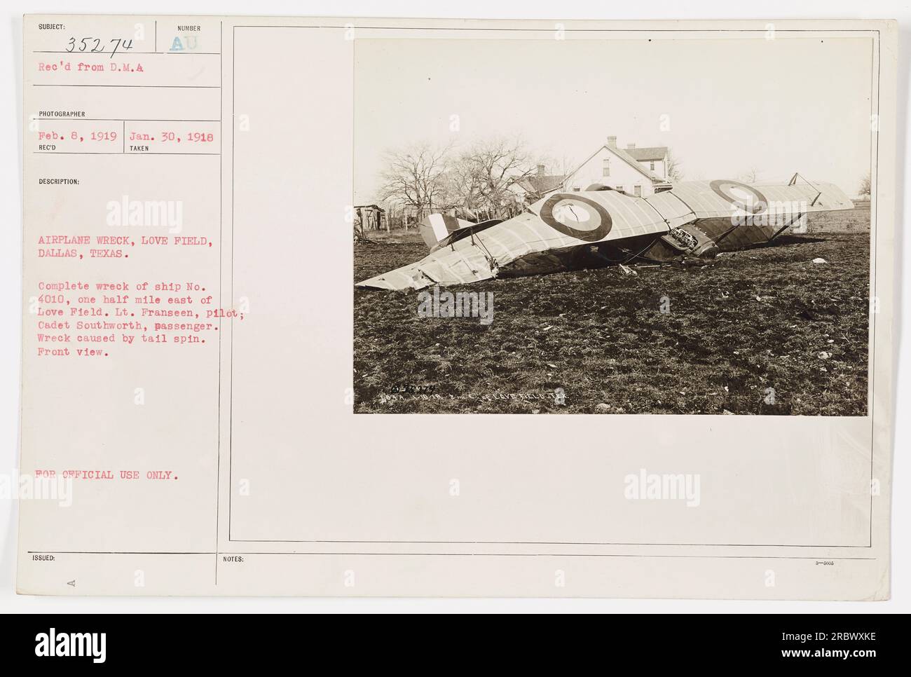 "L'immagine cattura il relitto completo dell'aereo n. 4010, situato a 800 metri circa a est di Love Field a Dallas, Texas. Il relitto si è verificato a causa di una rotazione della coda. Le persone coinvolte sono il tenente Franseen come pilota e il cadetto Southworth come passeggero. Questa fotografia è solo per uso ufficiale." Foto Stock