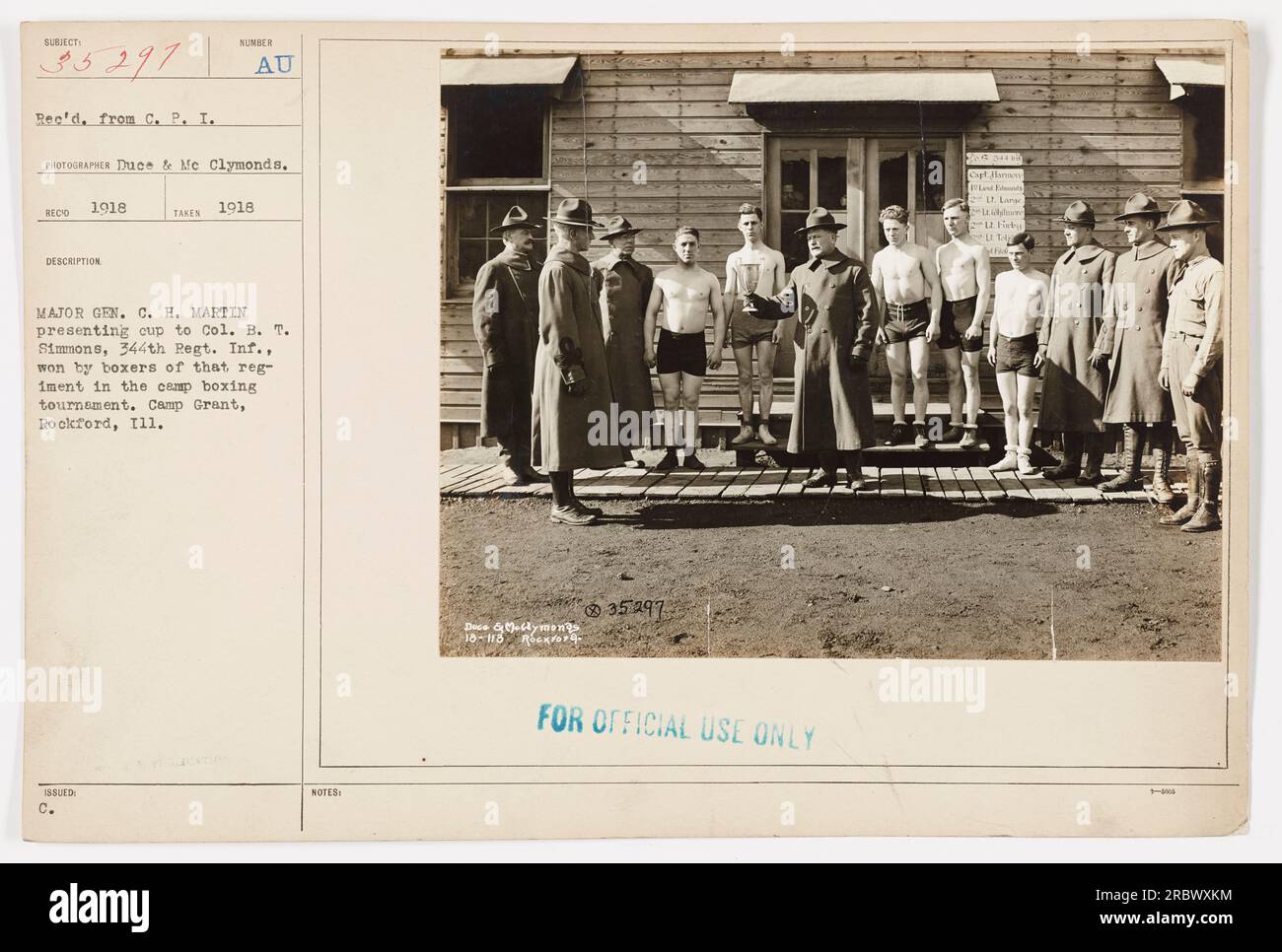 Maggiore generale C.H. Martin presenta una tazza al colonnello B.T. Simmons del 344th Regiment Infantry a Camp Grant a Rockford, Illinois, nel 1918. La coppa è stata vinta dai pugili del reggimento durante un torneo di boxe di campo. Foto scattata da Duce & McClymonds per uso ufficiale. Foto Stock