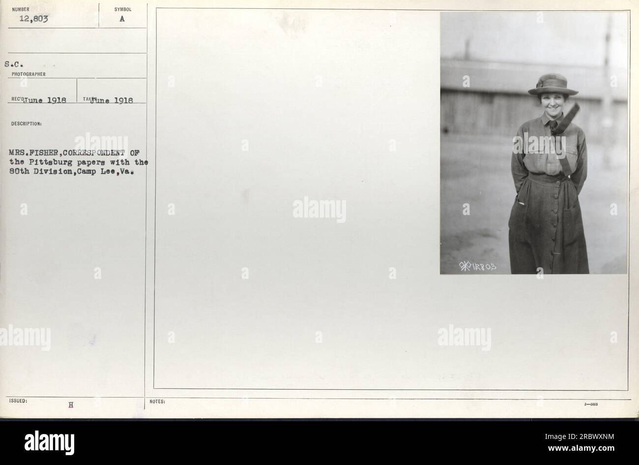 Mrs. Fisher, corrispondente per i giornali di Pittsburg, è vista con la 80th Division a Camp Lee, Virginia, nel giugno 1918. La fotografia è etichettata come numero 12.803 ed è stata scattata da un fotografo S.C. Fa parte di una collezione che documenta le attività militari americane durante la prima guerra mondiale. Foto Stock