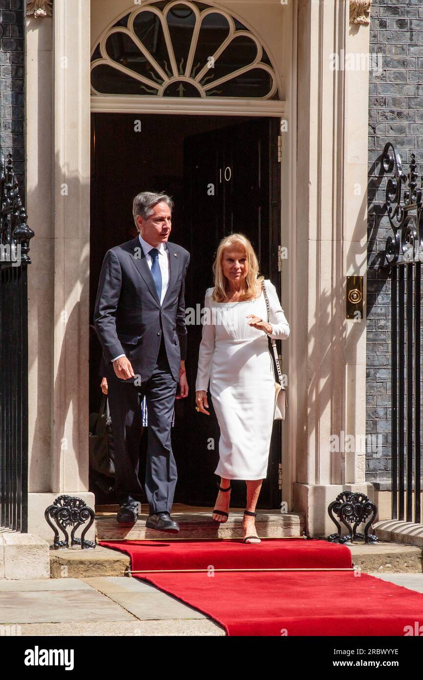 Downing Street, Londra, Regno Unito. 10 luglio 2023. Anthony Blinken, Segretario di Stato degli Stati Uniti, e Jane Hartley, Ambasciatrice degli Stati Uniti d'America che lascia il numero 10 dopo l'incontro del primo Ministro britannico Rishi Sunak con il Presidente degli Stati Uniti d'America, Joe Biden, a Downing Street, Londra, Regno Unito. Foto di Amanda Rose/Alamy Live News Foto Stock