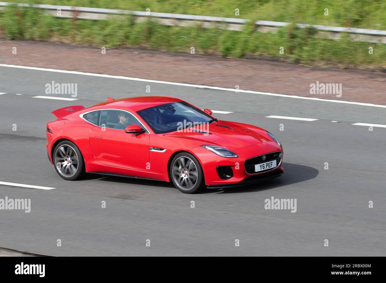 Jaguar F-Type I4 R-Dynamic Auto 2018 Red Jaguar 300 I4 Quickshift Auto Start/Stop Car Coupé benzina 1997 cc; viaggia a velocità sostenuta sull'autostrada M6 a Greater Manchester, Regno Unito Foto Stock