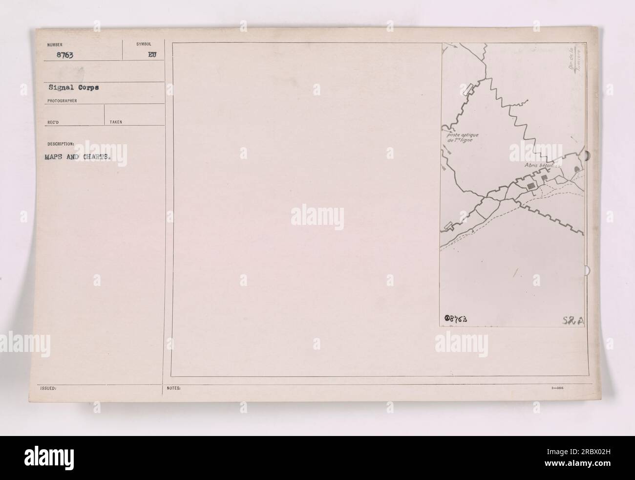 Un soldato americano che esamina mappe e carte durante la prima guerra mondiale. Le mappe e le carte si riferiscono alla zona di Sumbe, con note simbolo UE che indicano un avamposto di corpo di segnale e rifugi di beja. Foto Stock