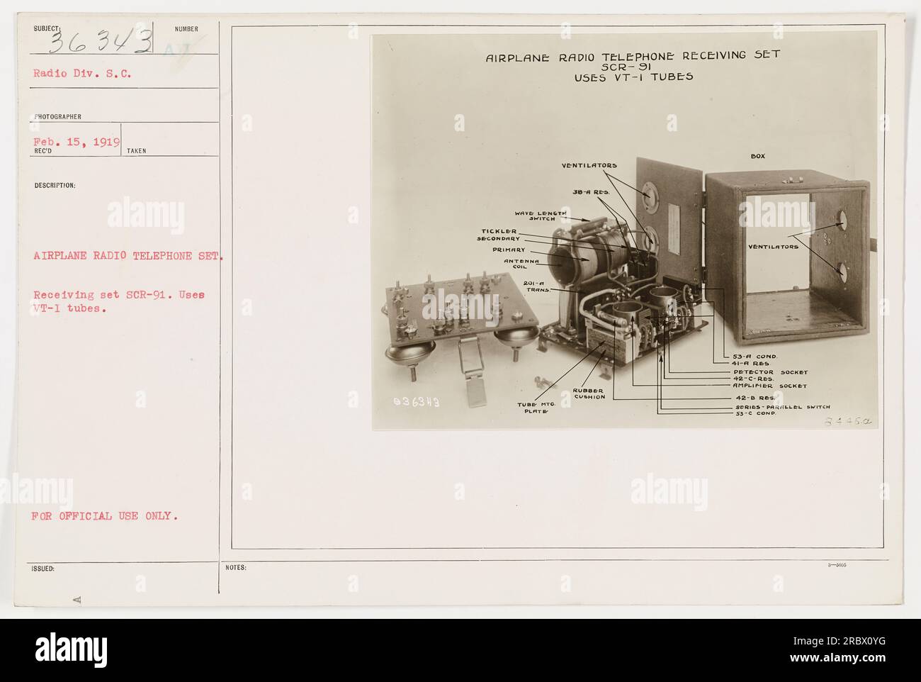 L'immagine 36343 del 15 febbraio 1919 mostra un set ricevente per radiotelefoni per velivoli SCR-91, che utilizza tubi VT-I. Il set include vari componenti, come un interruttore di lunghezza, un tickler, un'antenna, circuiti primari e secondari, ventilatori, gioco ad alta tensione del tubo, cuscino in gomma, condensatore, presa protettiva, presa amplificatore e interruttore parallelo in serie. Foto Stock