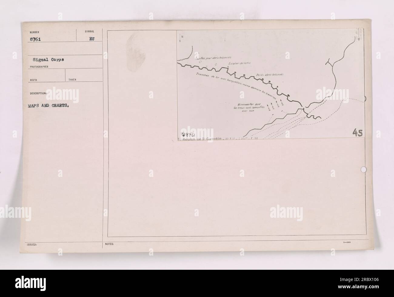 Un soldato che studiava e organizzava mappe e carte durante la prima guerra mondiale. Le mappe e le mappe erano cruciali nella pianificazione strategica e nella logistica per le operazioni militari durante questo periodo. Il soldato si sta concentrando sulla regione di St. Quentin. Foto Stock