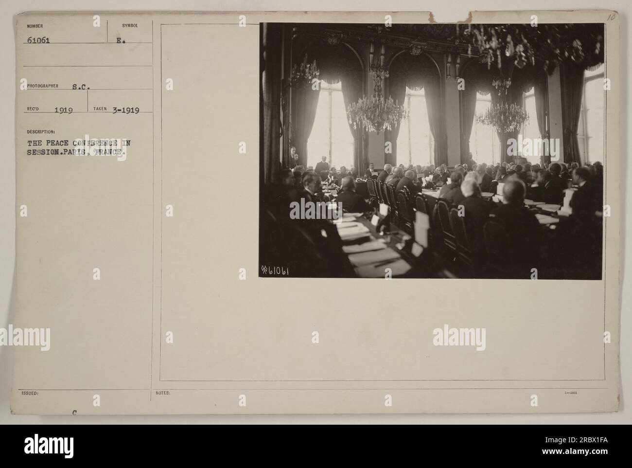 Didascalia: Conferenza di pace in sessione a Parigi, Francia. La fotografia, scattata nel marzo 1919, mostra i delegati riuniti per negoziare i termini dell'accordo di pace. Questo importante evento mirava a porre fine alla prima guerra mondiale e a gettare le basi per un ordine globale più stabile. Foto Stock