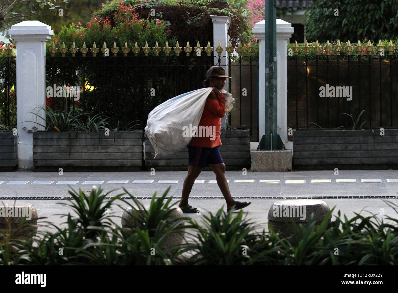 11 luglio 2023, Yogyakarta, regione speciale di Yogyakarta, Indonesia: Una donna che cammina nella zona di Malioboro, Yogyakarta, Indonesia. Le Nazioni Unite (ONU) celebrano ogni anno la giornata mondiale della popolazione l'11 luglio, con il tema di quest'anno che sottolinea l'importanza dell'uguaglianza sociale per le donne e le ragazze che costituiscono il 49,7% degli 8 miliardi di popolazione globale. (Immagine di credito: © Angga Budhiyanto/ZUMA Press Wire) SOLO USO EDITORIALE! Non per USO commerciale! Foto Stock