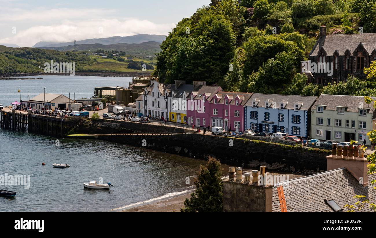 Portree, Isola di Skye, Scozia, Regno Unito. 5 giugno 2023. Porto di Portree con case colorate che si affacciano sulla baia. Foto Stock