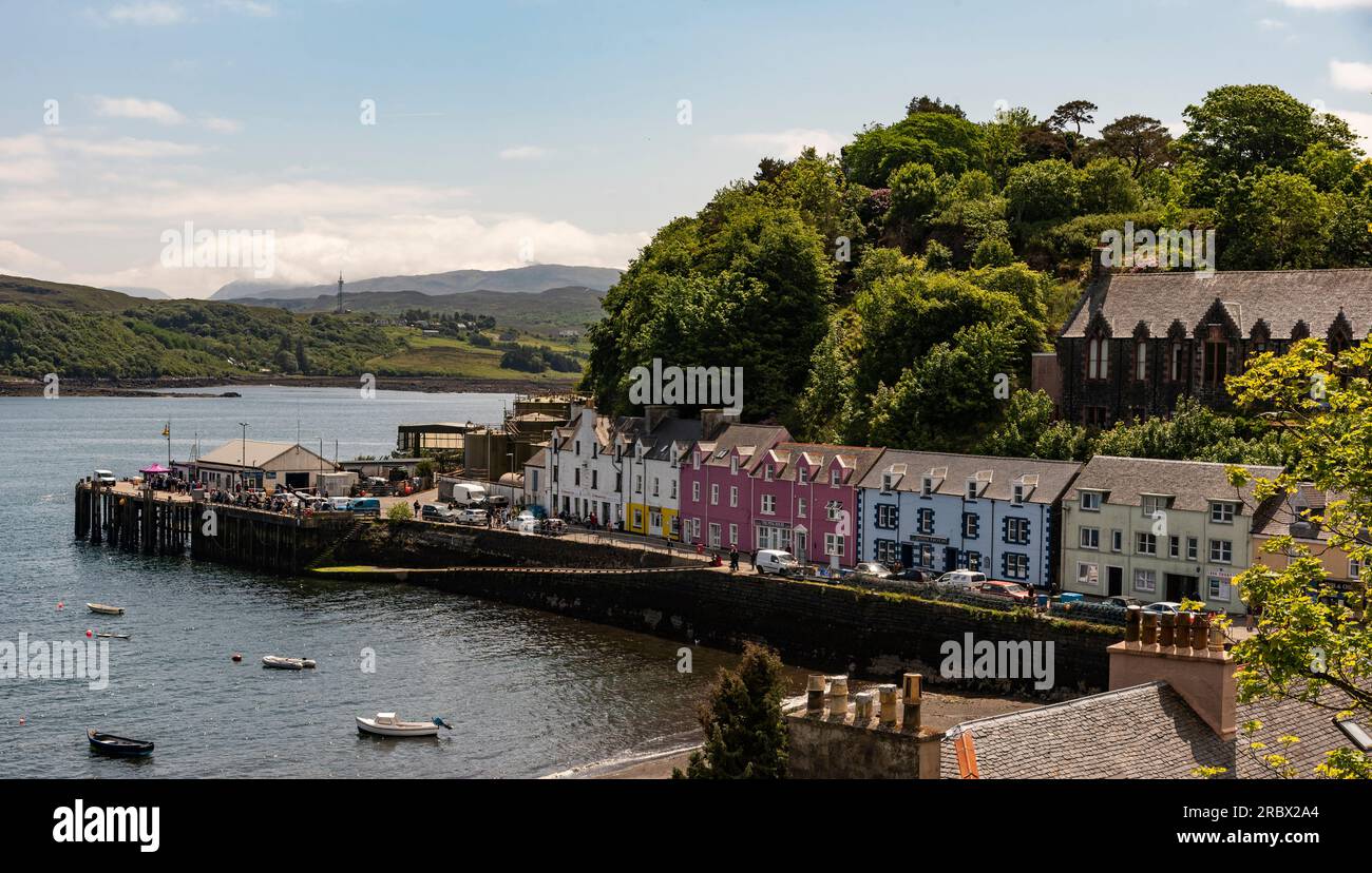 Portree, Isola di Skye, Scozia, Regno Unito. 5 giugno 2023. Porto di Portree con case colorate che si affacciano sulla baia. Foto Stock
