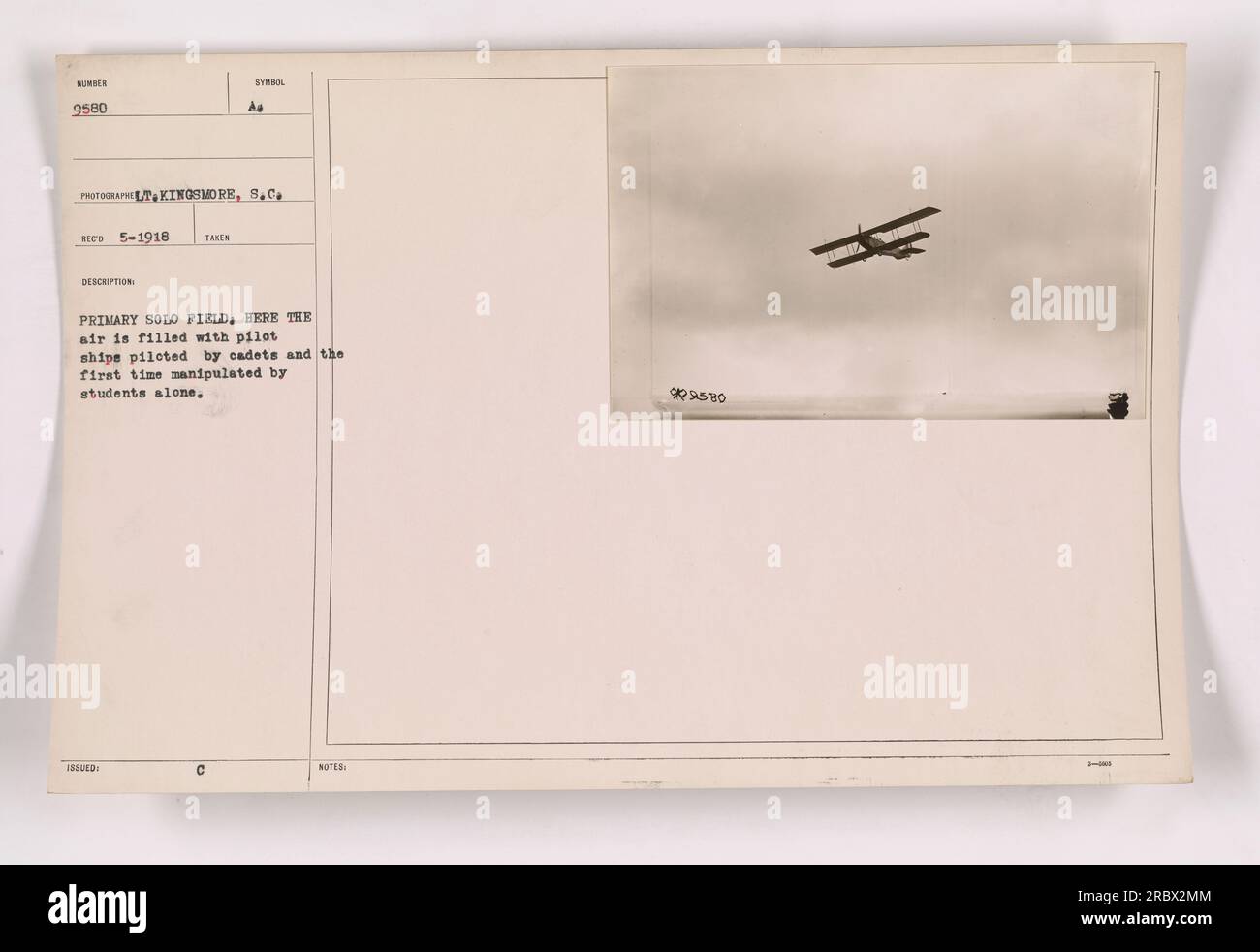 Descrizione immagine: Una fotografia in bianco e nero scattata nel maggio 1918 dal fotografo Kingsmore dell'unità 111-SC-9580. La fotografia mostra un campo di addestramento primario chiamato Syrdol. Il cielo è pieno di biplani, pilotati da cadetti che volano da soli per la prima volta, sotto la supervisione dei loro istruttori. Le note indicano che la fotografia è etichettata come 2580. Foto Stock