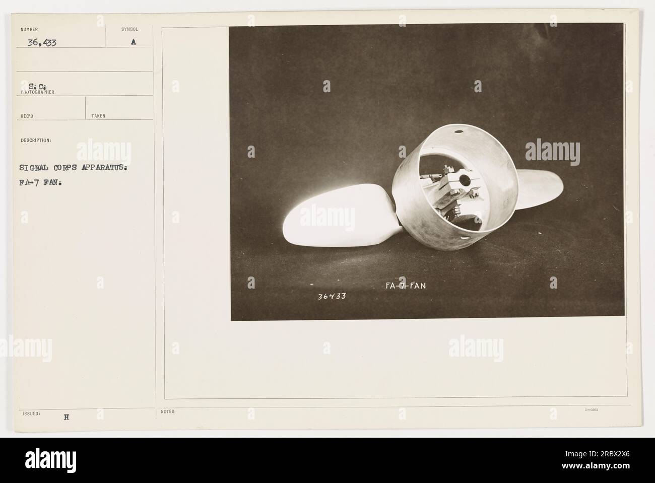 Soldati americani che gestivano l'apparato dei Signal Corps durante la prima guerra mondiale. La fotografia mostra un gruppo di soldati che usano apparecchiature di comunicazione, possibilmente per inviare e ricevere messaggi. I soldati indossano uniformi militari e sono di stanza in un campo. La foto è stata scattata da un fotografo SC e ha il numero 36.433. Foto Stock