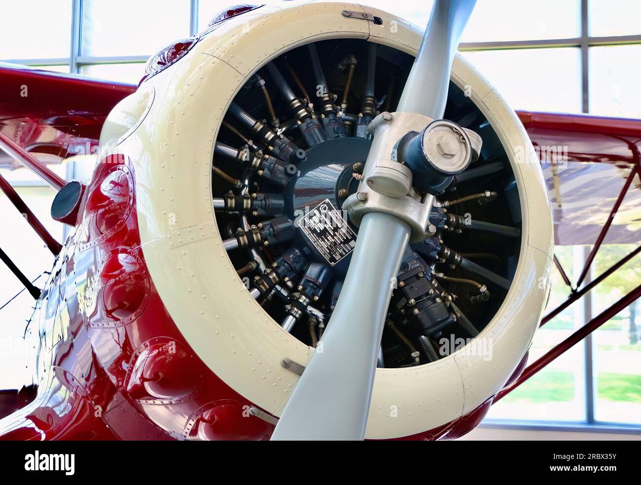 Primo piano del motore Stinson Model o Reproduction1930 monoplano in mostra nella Great Gallery del Museum of Flight Seattle Washington State USA Foto Stock