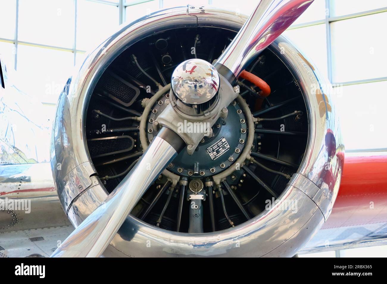 Motore radiale Lockheed Model 10-e Electra Airplane nella livrea di Amelia Earhart in mostra al Museum of Flight Seattle Washington State USA Foto Stock