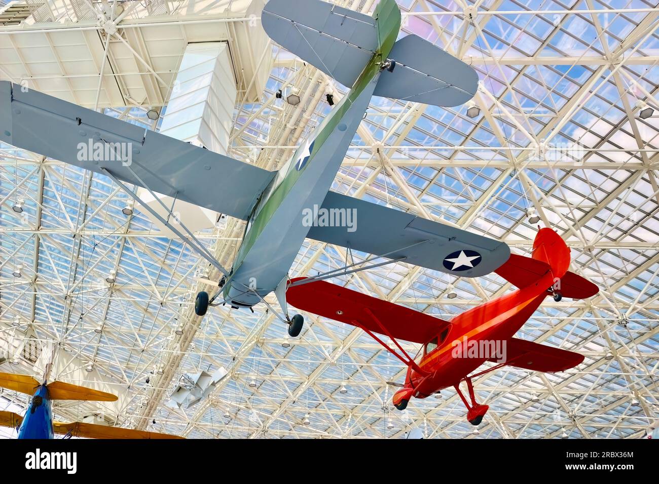 Guardando la parte inferiore di un aeroplano Aeronca L-3B Grasshopper sospeso nella Great Gallery, il Museum of Flight Seattle, Washington State USA Foto Stock