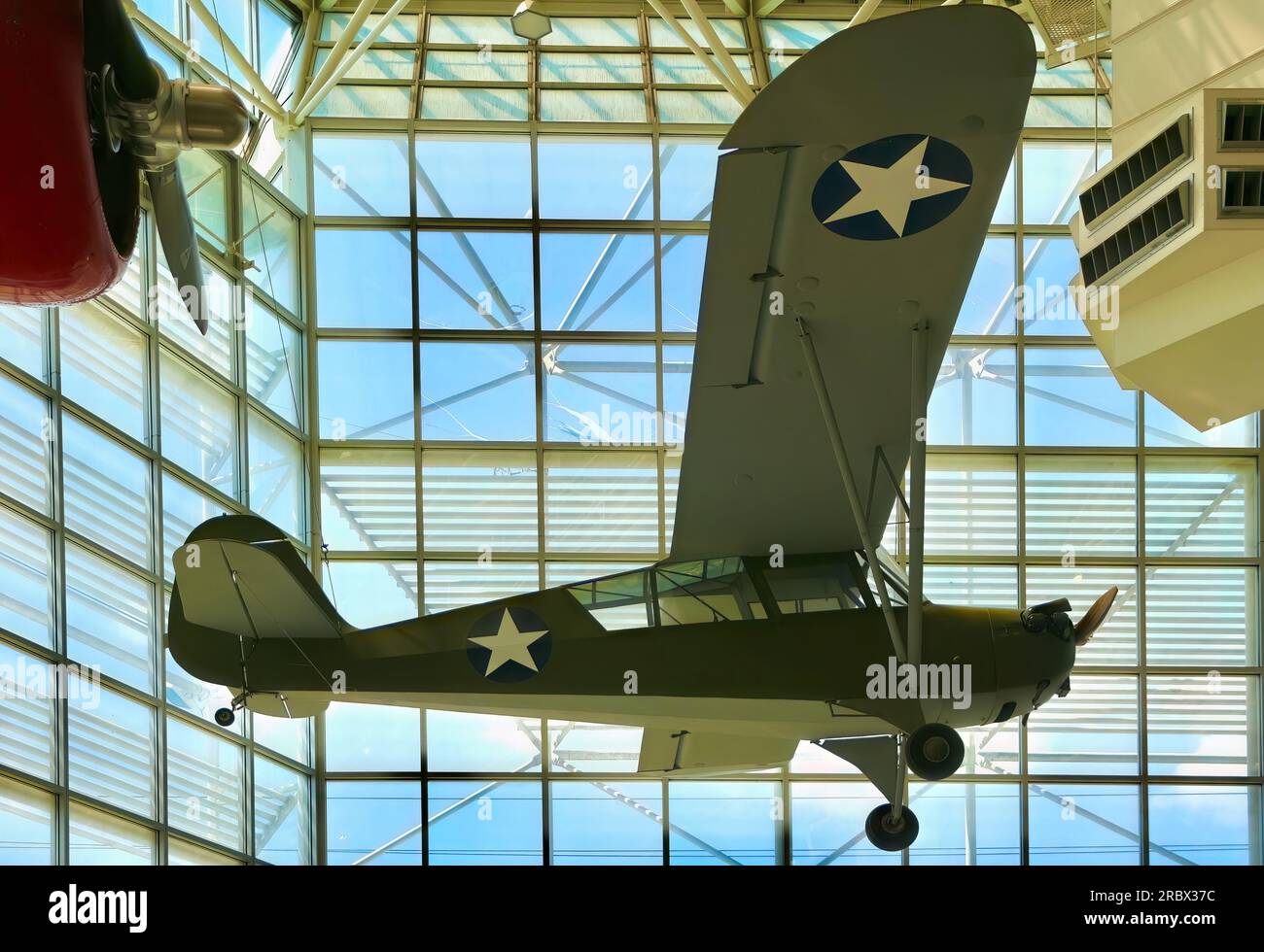 Aeroplano Aeronca L-3B Grasshopper sospeso nella Great Gallery al Museum of Flight Seattle Washington State USA Foto Stock
