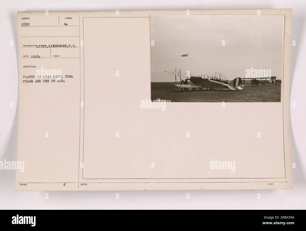 I soldati americani sono visti in questa foto scattata durante la prima guerra mondiale. L'immagine mostra un piano su una linea morta, con un doppio stadio e un altro piano in aria. Foto Stock