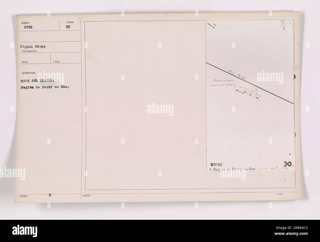 Una fotografia che mostra una mappa intitolata "Maps and Charts- Region de Berry au Bac", rilasciata sotto il simbolo MAPPE E CARTE UE. La mappa mostra la regione di Berry-au-Bac e una nota che indica che una strada è chiusa e sono necessarie maschere. La foto è stata scattata il 30 gennaio 2600.50. Foto Stock