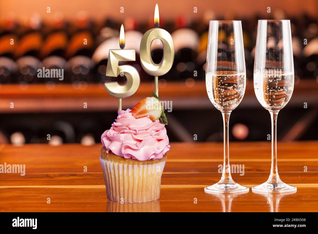 Cupcake con numero per celebrazione di compleanno o anniversario; numero 50. Foto Stock