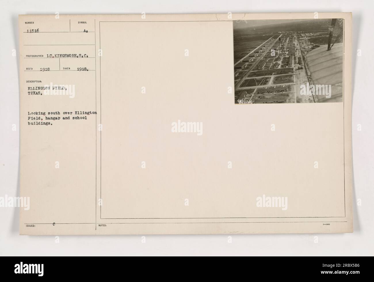 Vista aerea di Ellington Field in Texas, con hangar ed edifici scolastici. La foto è stata scattata nel 1918 dal fotografo Kingsmore. Ellington Field servì come campo d'aviazione per le attività militari durante la prima guerra mondiale. L'immagine fa parte della collezione di fotografie delle attività militari americane. Foto Stock