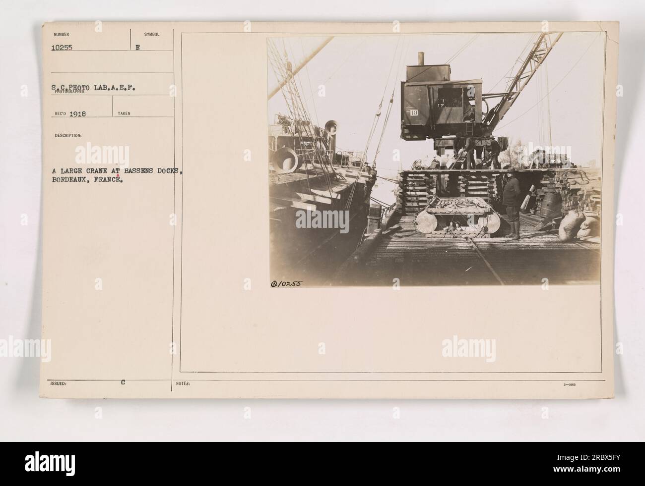 Una grande gru a Bassens Docks a Bordeaux, in Francia. Questa fotografia, etichettata come 111-SC-10255, fu scattata nel 1918 durante la prima guerra mondiale. La gru è vista sullo sfondo di container e altre attrezzature militari presso il molo. L'immagine è stata scattata dalla SASPHOTO LAB.A.E.P. Foto Stock
