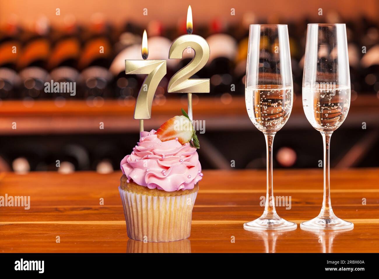 Cupcake con numero per celebrazione di compleanno o anniversario; numero 72. Foto Stock
