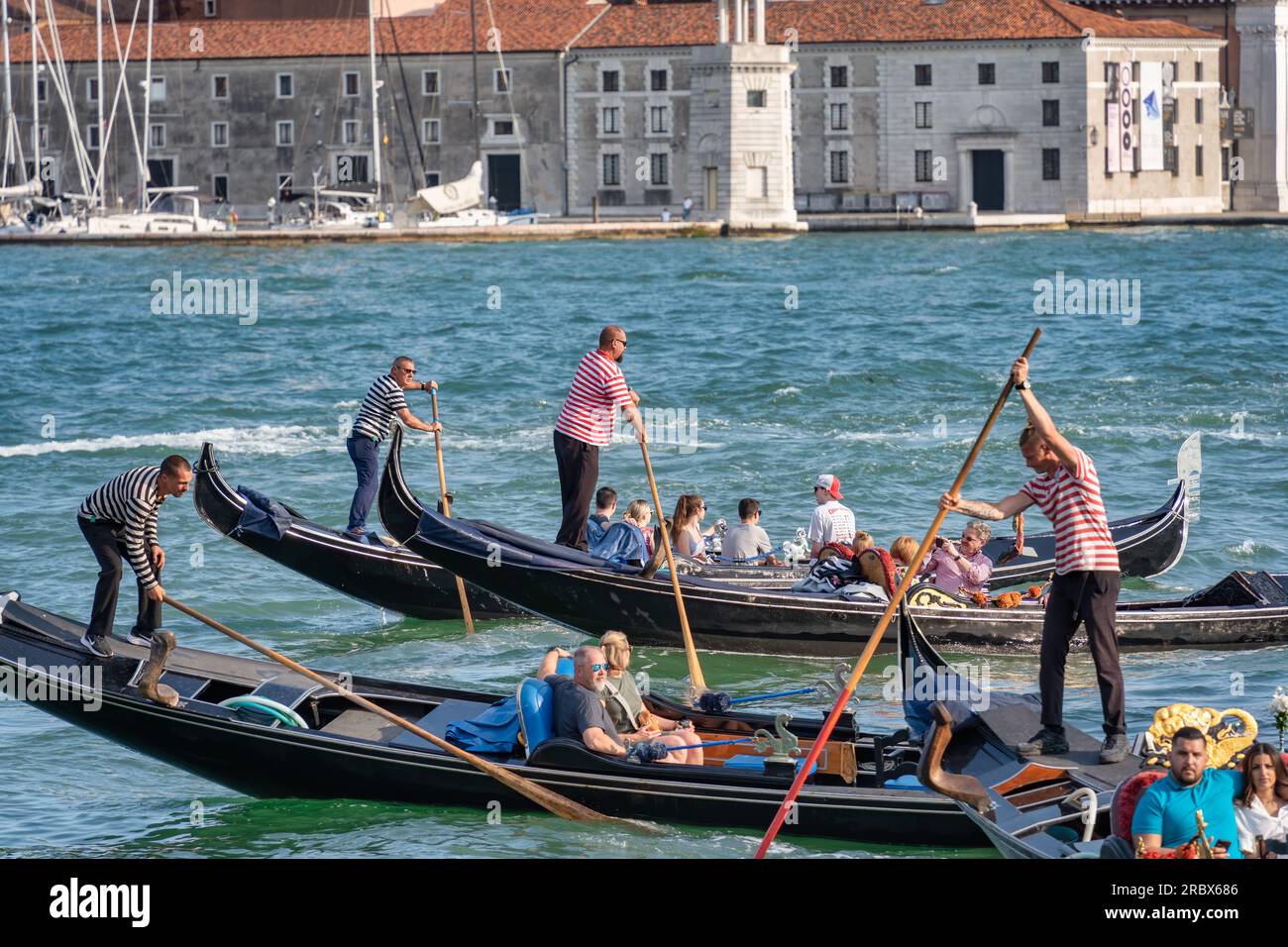 Venezia, Italia - maggio 29 2023: Giro in gondola tradizionale sul Canal grande. Turisti a Venezia. Foto Stock