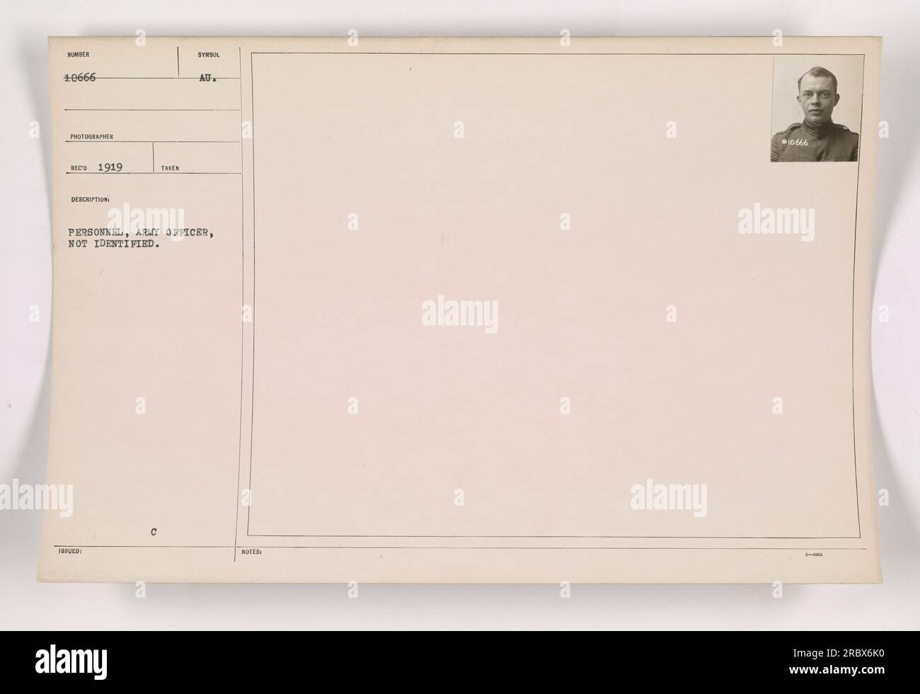 Un ufficiale dell'esercito non identificato è visto in questa fotografia, scattata nel 1919 (REC 1919). L'immagine è etichettata come 111-SC-10666 NOMBR 10666 e appartiene alla collezione di fotografie delle attività militari americane durante la prima guerra mondiale. È stato preso durante il periodo di addestramento del personale 3Y901 AU. Ulteriori informazioni sono indicate come " NOTE 16666". Foto Stock