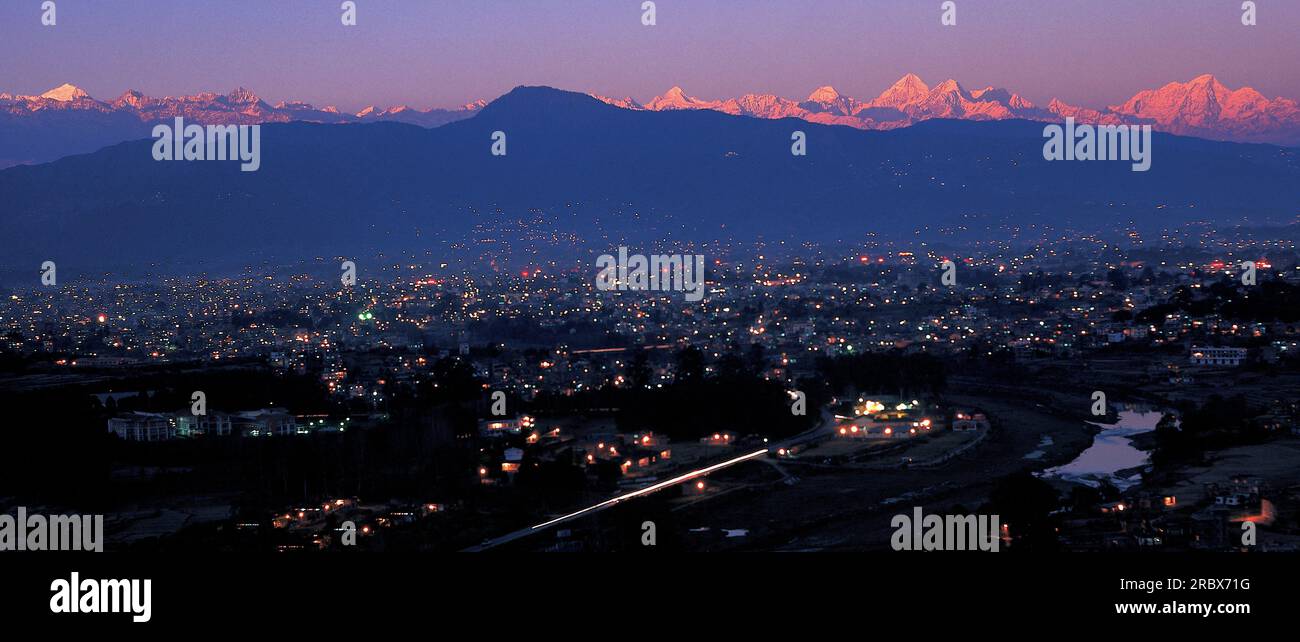 Valle di Kathmandu "dormendo sotto l'Himalaya" con la catena montuosa di Langtang sullo sfondo, Nepal Foto Stock