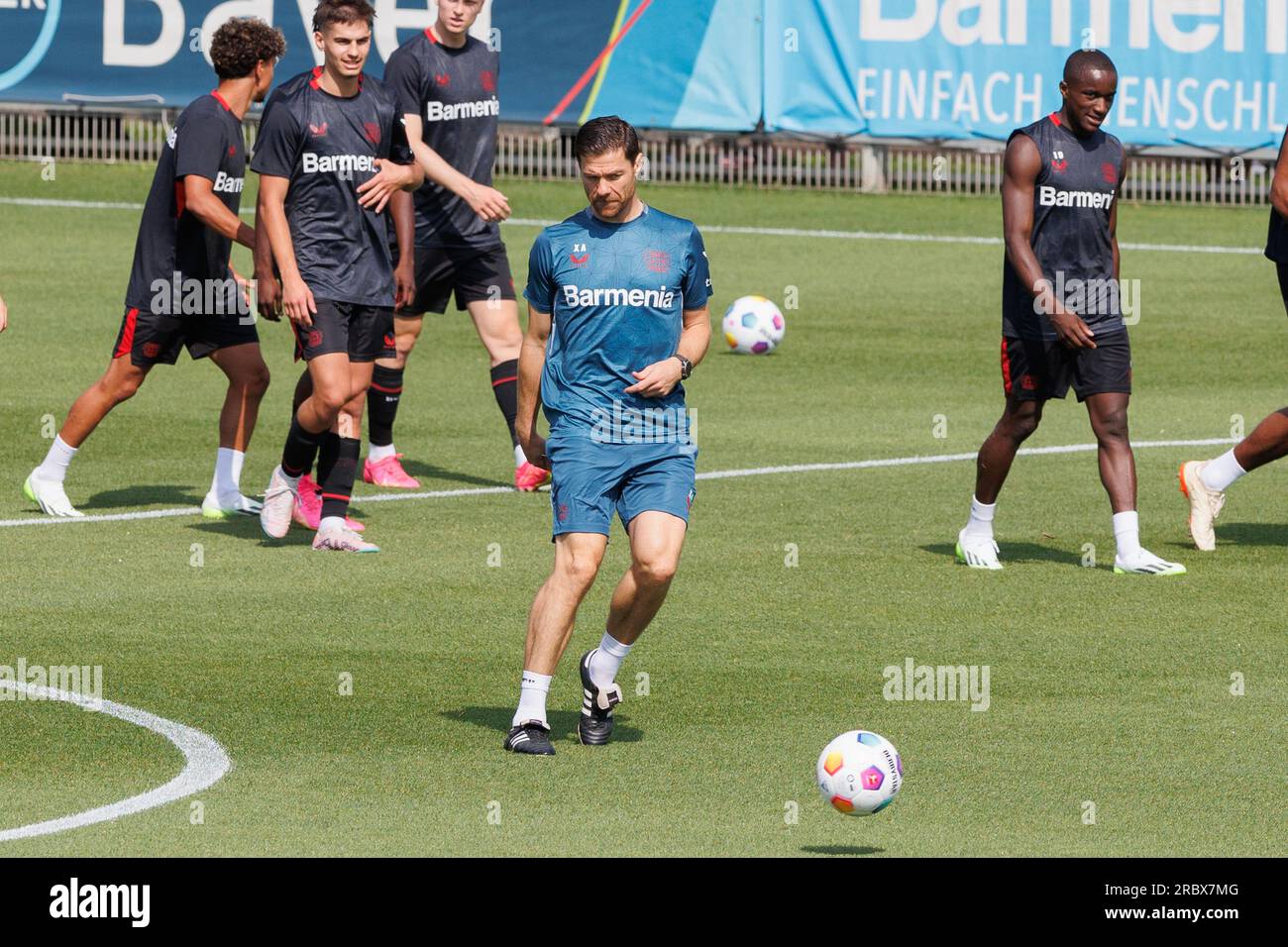 Leverkusen, Germania, 11.07.2023: Bayer 04 Leverkusen inizia ad allenarsi in preparazione per la stagione 2023/24. Il manager Xabi Alonso si occupa della prima sessione di allenamento della stagione. LE NORMATIVE DFL VIETANO L'USO DI FOTOGRAFIE COME SEQUENZE DI IMMAGINI E/O QUASI-VIDEO. Credito: NewsNRW / Alamy Live News Foto Stock