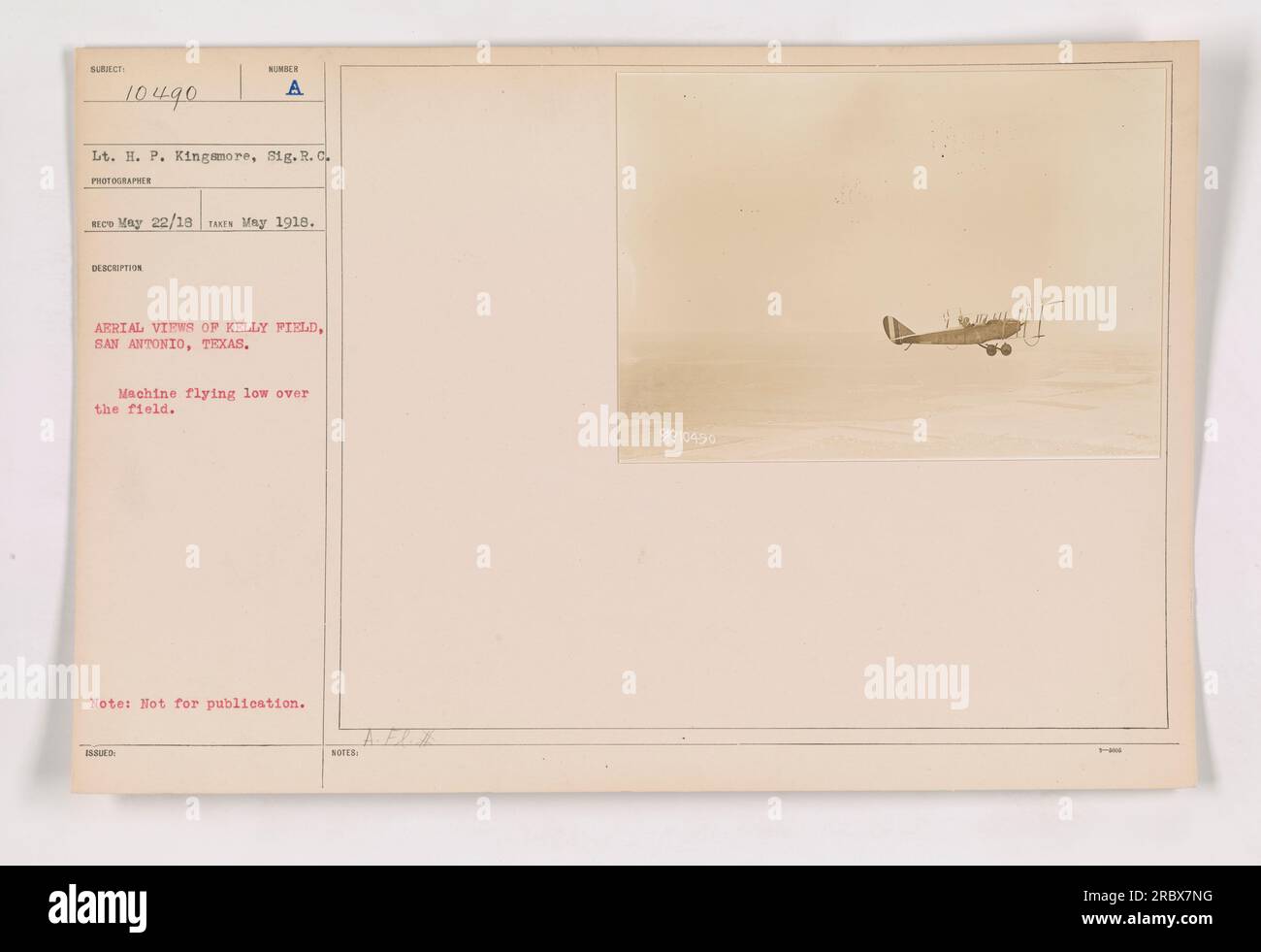 Vista aerea di Kelly Field, San Antonio, Texas, scattata il 22 maggio 1918. La fotografia mostra un aereo che vola in basso sul campo. Fu catturato dal tenente H. P. Kingsmore del Signal Reserve Corps. Questa immagine rientra nella classificazione 9810490 e non è destinata alla pubblicazione. Foto Stock