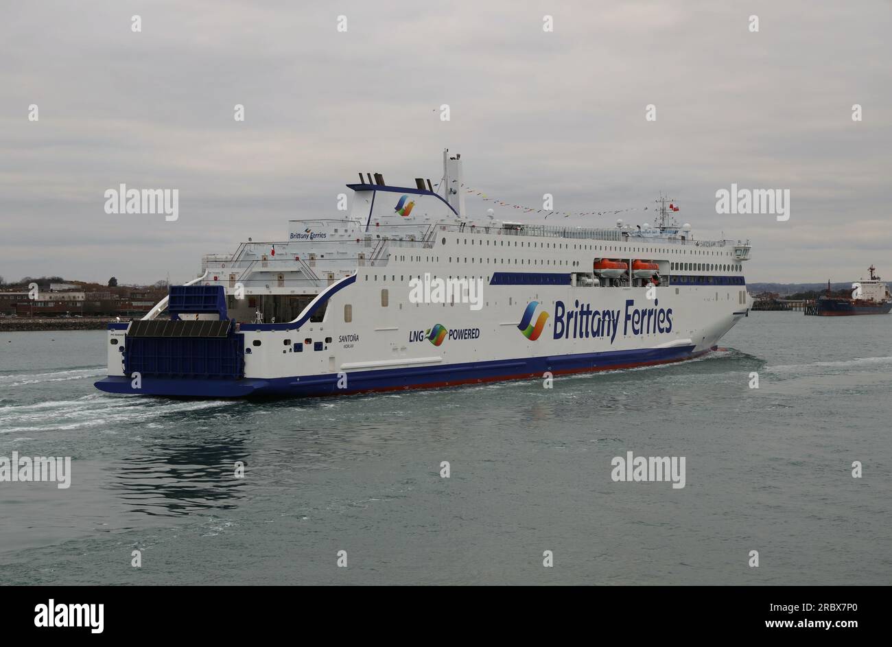 La nave a gas naturale liquefatto della Brittany Ferries MV SANTONA fa il suo primo ingresso nel porto Foto Stock