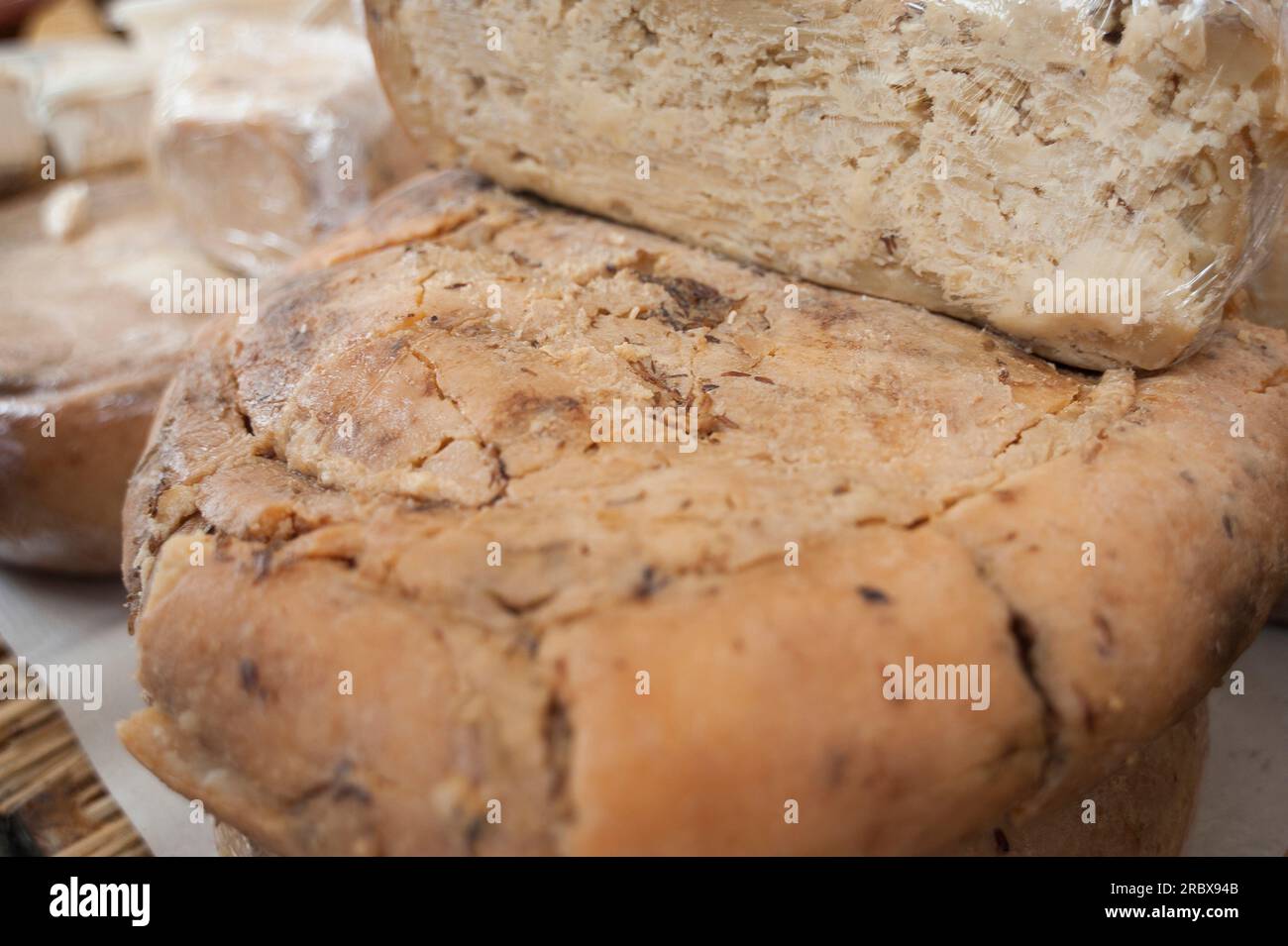 Casu Marzu, formaggio tradizionale sardo di latte di pecora che contiene larve di insetti vivi (vermi), Sardegna, Italia, Europa Foto Stock