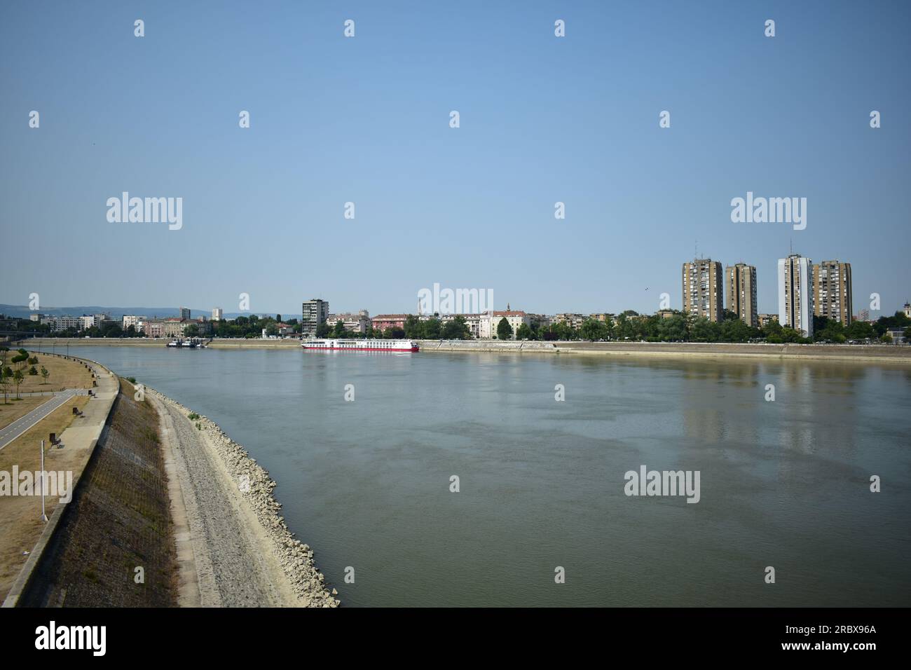 Riva del Danubio a Novi Sad in una giornata di sole Foto Stock