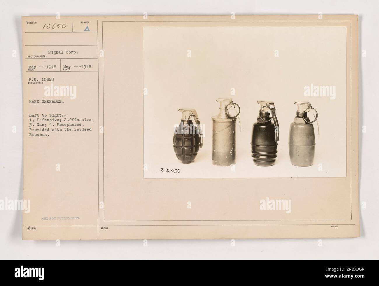 L'immagine mostra quattro tipi di granate a mano e il relativo complessivo fusibile, come descritto da Signal Corp Le granate a mano sono etichettate da sinistra a destra: 1. Difensivo; 2. Offensivo; 3. Gas; 4. Fosforo. Le granate sono state emesse nel maggio 1916 e hanno il Bouchon rivisto. Questa foto riporta la notazione "NON PER LA PUBBLICAZIONE". Foto Stock