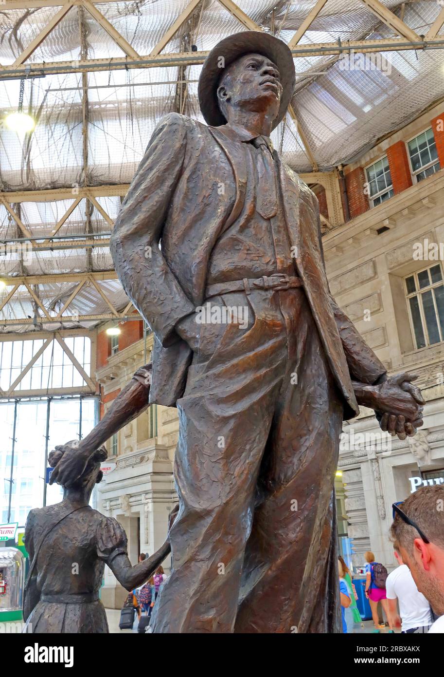 National Windrush Monument, Sculpture di Basil Watson presso Waterloo Station, Waterloo Rd, Lambeth, Londra, Inghilterra, REGNO UNITO, SE1 8SW Foto Stock