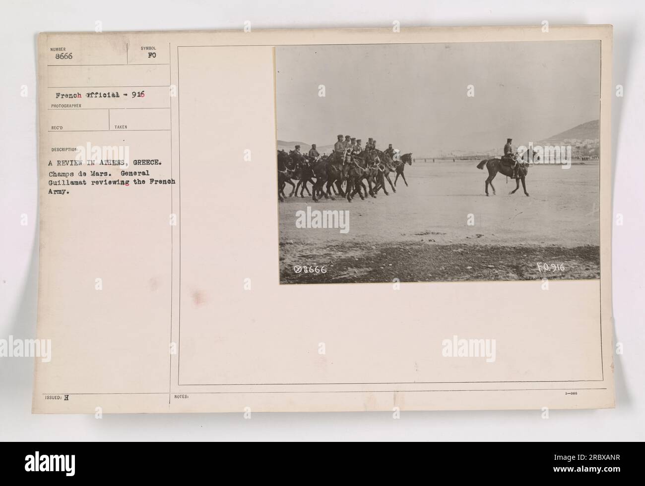 Il generale Guillamat dell'esercito francese che rivede le truppe ad Atene, in Grecia, allo Champe de Mars. Fotografia scattata dal fotografo ufficiale REC SYMBOL po. Questa immagine fa parte di una revisione delle attività durante la prima guerra mondiale Foto Stock