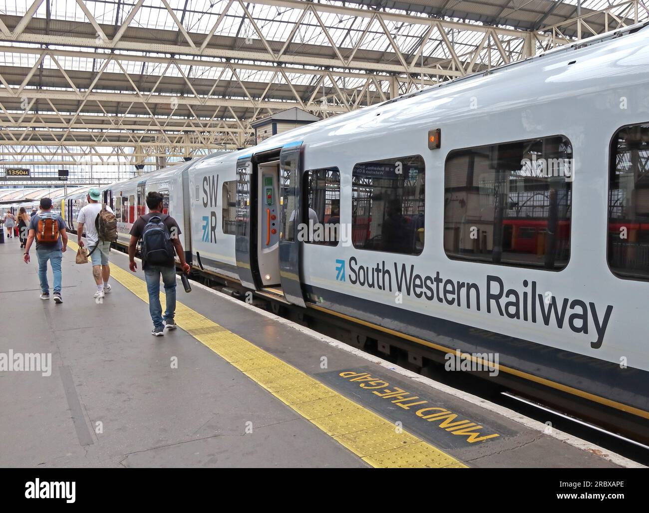 Treno della South Western Railway TOC, alla stazione di Waterloo, Londra, Inghilterra, Regno Unito, SE1 8SW Foto Stock