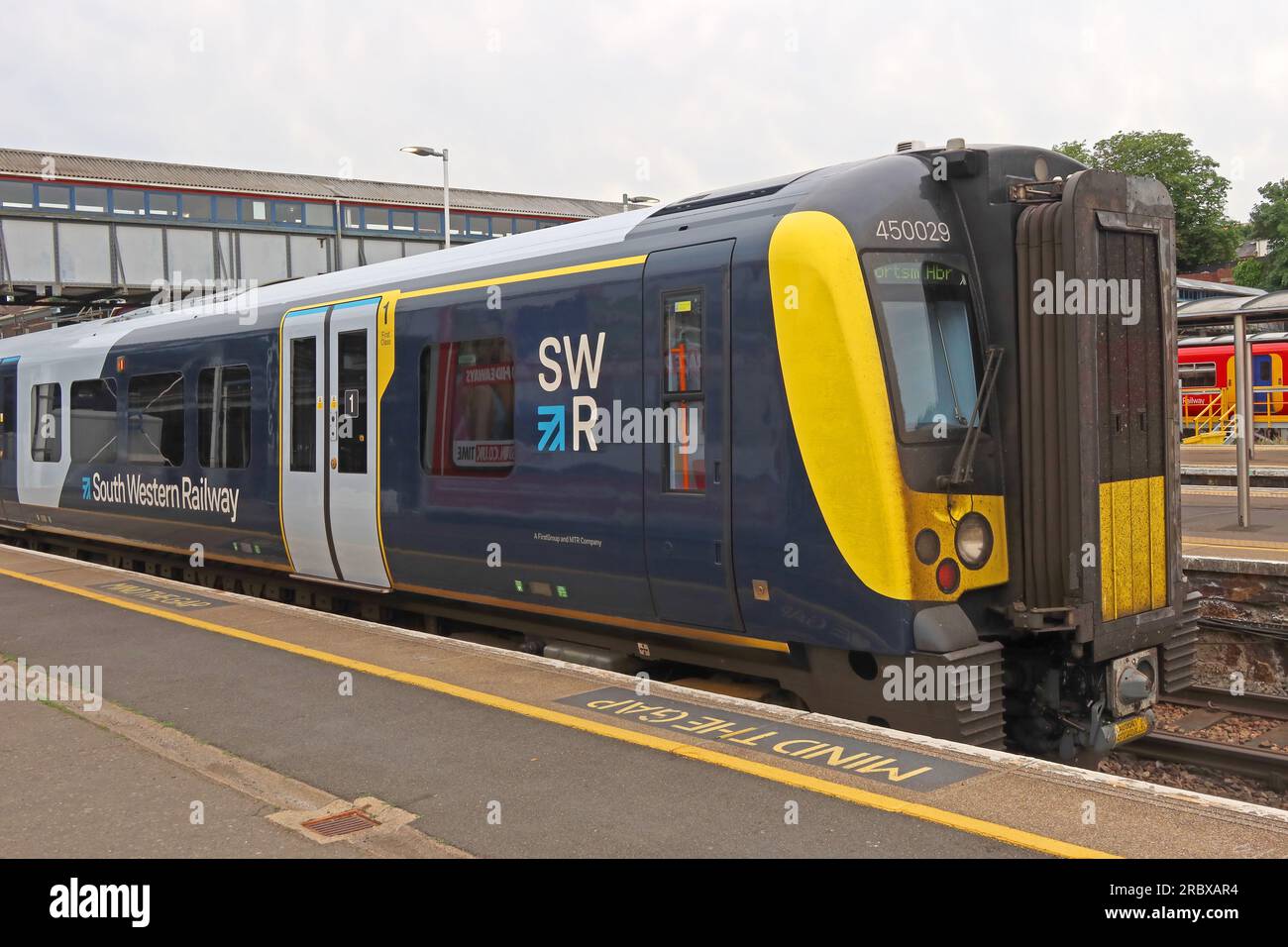 Treno della South Western Railway TOC, alla stazione di Guildford, Inghilterra, Regno Unito, GU1 4UT Foto Stock