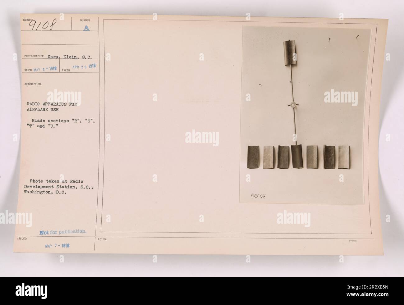 Immagine che mostra apparecchi radio per uso aereo sottoposti a test presso la radio Development Station di Washington, D.C. L'apparecchio comprende sezioni della lama etichettate "R", "S", "T" e "U". Data di adozione: 29 aprile 1918. Documento d'identità con foto: 111-SC-9108. Descrizione rilasciata da PROTOCRAME Corp Klein, S.C.. Non per la pubblicazione. 2 maggio 1918. Foto Stock